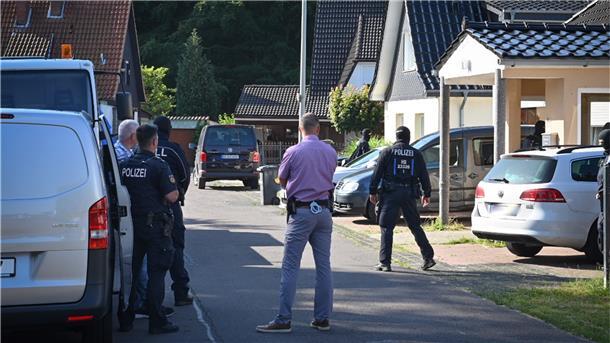 In einer beschaulichen Straße in Surheide hatten Zoll und Polizei am Dienstag einen stundenlangen Einsatz. Bei der Hausdurchsuchung ging es um den Verdacht der Schwarzarbeit.