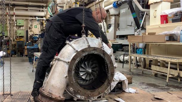 Seltene Bilder von der „Artania“: So sieht es dort aus, wo sonst niemand hinkommt In einer der Werkstätten auf der „Artania“ arbeitet ein Mechaniker an der ausgebauten Verdichterseite eines Turboladers.