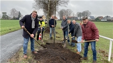 In einer Gemeinschaftsaktion wurde ein Klimabaum in die Erde gepflanzt.