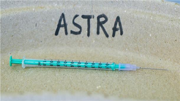 In einer Hausarztpraxis liegt eine leere Spritze nach einer Impfung gegen das Coronavirus mit dem Wirkstoff von Astrazeneca.