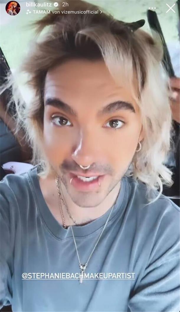Backstage beim Deichbrand-Festival: Was posten die Stars auf Social Media? In einer Instagram-Story erzählt Bill Kaulitz, dass das Styling für den Deichbrand-Auftritt schon im Bus startet. Die Band ist spät dran ...