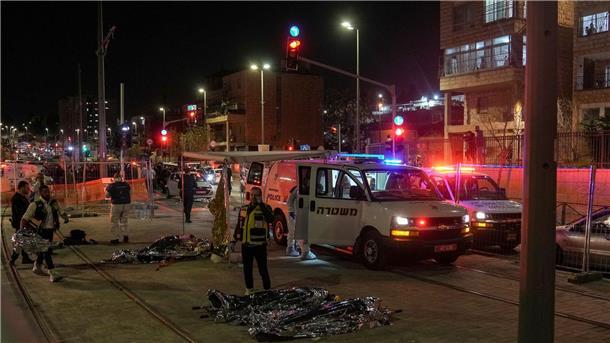 In einer israelischen Siedlung in Ost-Jerusalem sind mehrere Menschen durch Schüsse getötet worden.