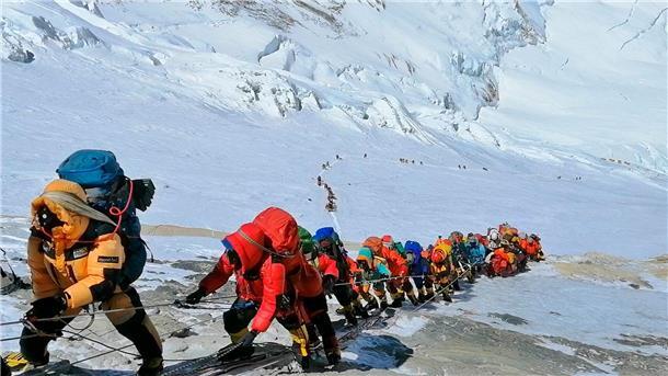 Rekordzahl von Bergsteigern will auf den Mount Everest In einer langer Schlange klettern Bergsteiger auf einem Pfad am Mount Everest.
