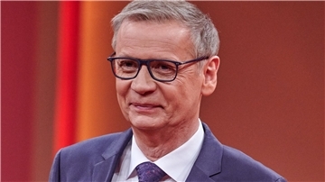 In einer neuen Folge von „Wer wird Millionär?“ ist Moderator Günther Jauch mit Gehhilfen zu sehen. (Archivbild)