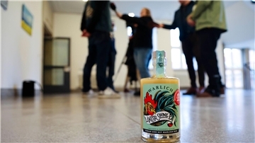 In einer Sonderedition ist der letzte Buchstabe bei „Likör ohne Ei“ noch durch eine Hahnenfeder verdeckt. Jetzt erlaubt das Urteil wieder den ganzen Schriftzug.