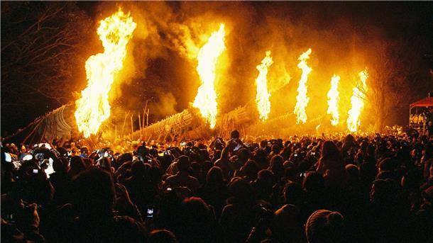 Japan: „Teufelsnacht“ mit gigantischen Fackeln In einer spektakulären „Teufelsnacht“ haben Japanerinnen und Japaner bei einem der größten Feuerfeste des Landes „böse Geister“ vertrieben.