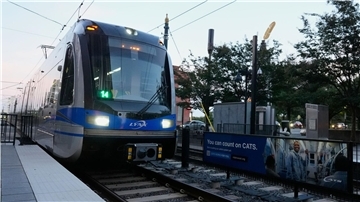 In einer Stadtbahn in den USA kam es zu einem tödlichen Angriff auf eine junge Frau.