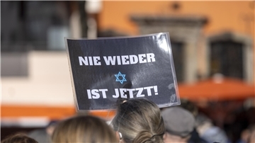 In einer Zeitungsanzeige mit der Überschrift „Nie wieder ist jetzt“ haben sich mehr als 100 deutsche Unternehmen gegen Antisemitismus und Judenhass positioniert. Auch in Bremerhaven stehen Unternehmen an der Seite Israels.