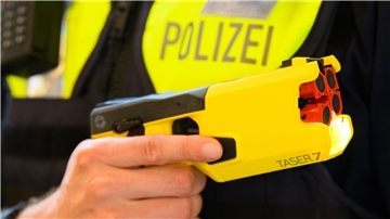 In einigen Bundesländern gehört der Taser zur Standardausrüstung der Polizei. In Niedersachsen soll das weiterhin nicht so sein.Stache/dpa