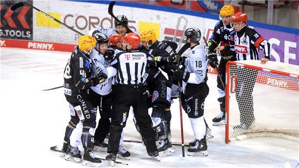 Fischtown Pinguins wollen in Köln direkt zurückschlagen Eishockey-Spieler kämpfen vor einem Tor. im ersten Playoff-Duell zwischen den Fischtown Pinguins und den Kölner Haien zeigt sich die Playoff-Atmosphäre.