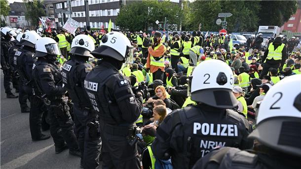 Blockaden und bunte Demo: Essen protestiert gegen die AfD In Essen sind mehrere tausend Polizisten im Einsatz.