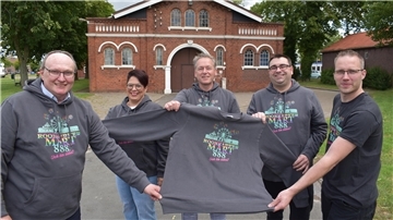In Event-Kleidungsstücken zeigen sie ein Event-Sweatshirt (von links): Bürgermeister Harald Stindt, Marktmeisterin Christiane Hagen, Mario Glasner (Sprecher der Schlaganfall-Selbsthilfegruppe Rodenkirchen), Unternehmer Patrick Grimm und Michael Logemann.