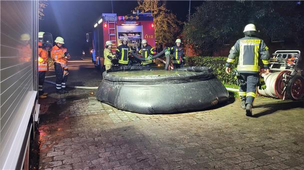Großbrand zerstört Bauernhaus in Granstedt: Über 120 Einsatzkräfte im Einsatz In Faltbehältern wird Löschwasser gesammelt.