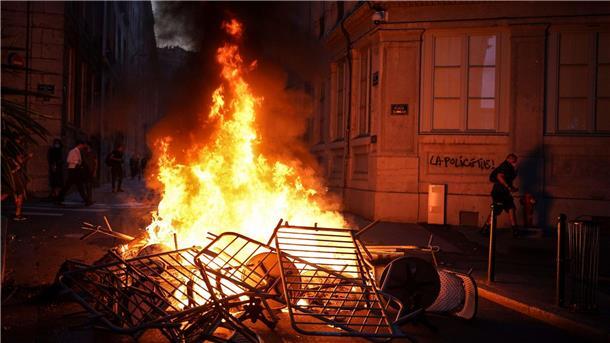 In Frankreich kam es infolge eines tödlichen Polizeischusses auf einen Jugendlichen mit Migrationshintergrund zu schweren Ausschreitungen.