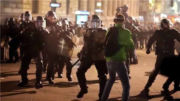 In Frankreich protestieren weiterhin Tausende gegen die beschlossene Rentenreform der Regierung - so wie hier in Paris.