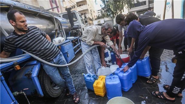 WHO: Gesundheitssystem in Gaza am Rande des Zusammenbruchs In Gaza-Stadt wird Trinkwasser verteilt. Nach dem Massaker der islamistischen Hamas in Israel bombardiert die Armee des Landes den dicht besidelten Gazastreifen.