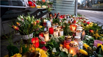 In Gedenken: Kerzen und Blumen in einem Wartehäuschen im Bahnhof Brokstedt.