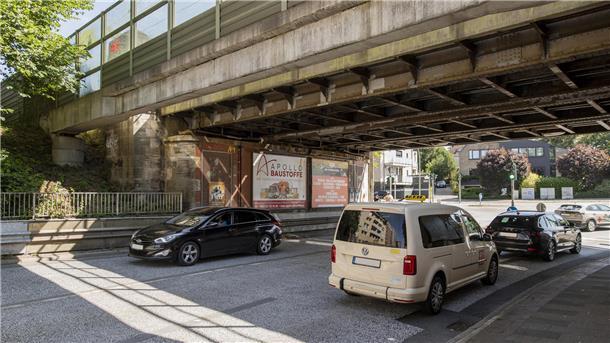 Und noch eine Baustelle: Bremerhavens Autofahrer brauchen Geduld Autos fahren unter einer Brücke hindurch