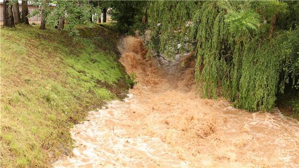 Lage zugespitzt: Menschen aus überfluteten Häusern gerettet In Gera ist das Flüsschen Wipse zu einem reißenden Strom angeschwollen.