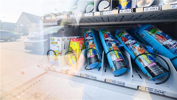 Einschränkungen beim Verkauf von Lachgas geplant In Gifhorn bei Wolfsburg sorgt ein Warenautomat mit Lachgasflaschen neben Süßigkeiten und Einweg-E-Zigaretten für Proteste.