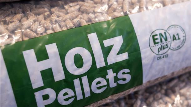 Kleine und mittlere Betriebe, die mit Holzpellets oder Öl heizen, sind vom Haushaltsausschuss des Bundestags aus dem Hilfsprogramm für Unternehmen herausgestrichen worden. Dagegen regt sich Protest. 