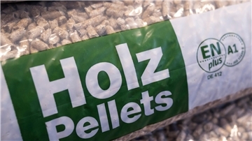 Kleine und mittlere Betriebe, die mit Holzpellets oder Öl heizen, sind vom Haushaltsausschuss des Bundestags aus dem Hilfsprogramm für Unternehmen herausgestrichen worden. Dagegen regt sich Protest. 