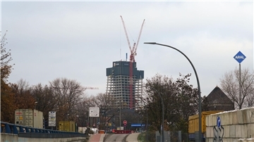 In Hamburg baut Signa den 245 Meter hohen Elbtower. Das Projekt steht derzeit still.