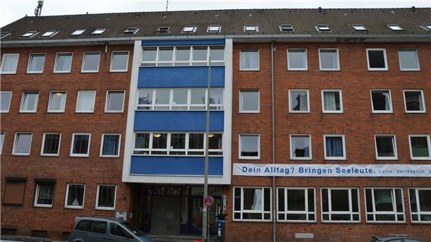 Ein Gebäude. In Hamburg betreibt die Deutsche Seemannsmission (DSM) zwei Seemannsheime, eines in Altona und eines (im Bild) am Krayenkamp, direkt gegenüber dem Michel.