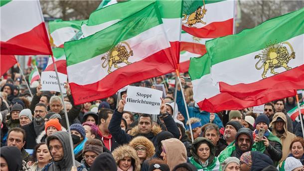 In Hamburg protestieren Demonstranten gegen das iranische Regime.