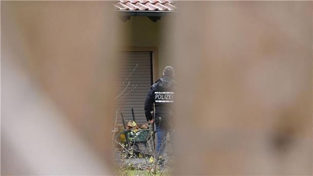 In Hattenhofen in Baden-Württemberg ist ein FDP-Kommunalpolitiker durch mehrere Schüsse verletzt worden.