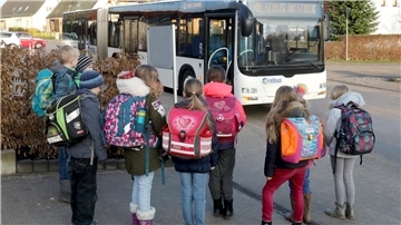 Schüler steigen vor der Warnowschule in Papendorf in einen Schulbus. 