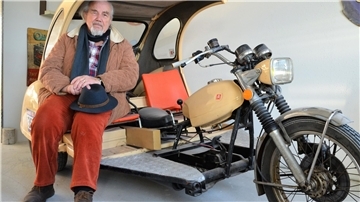 Helmut Hödl mit einem seiner Ausstellungsstücke der Marke Citroën