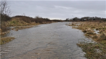 In Höhe der Weserterrassen geht es am Nordenhamer Strand nicht weiter. Auch eine Woche nach der schweren Sturmflut steht der Strandweg zwischen Weserterrassen und Großensiel noch unter Wasser.