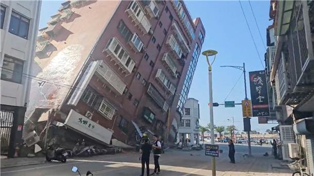 Vermisstensuche läuft nach schwerem Beben in Taiwan In Hualien im Osten Taiwans sind Gebäude teilweise eingestürzt.