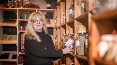 In ihrer Hexenwerkstatt bietet Anja Müller neben Ölen, Kerzen und Rauchmischungen auch Workshops an.