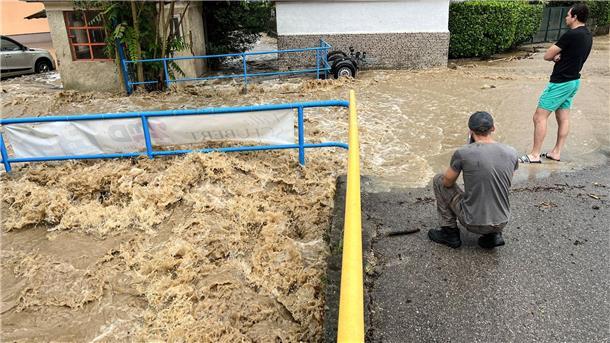 Slowenien und Österreich: Angst vor Erdrutschen In Ika im Nordosten Istriens (Kroatien) ist ein Bach über die Ufer getreten. Stundenlanger Starkregen und Gewitter haben viele Straßen in der Region unpassierbar gemacht.