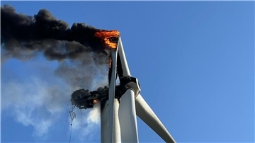 In Iselersheim ist am Donnerstagabend eine Windkraftanlage in Brand geraten. Die Feuerwehren kamen nicht an den Brandherd heran.