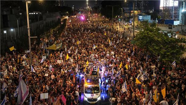 Massenproteste gegen Gaza-Krieg - Weltsicherheitsrat tagt In Israel kommt es wegen der beschlossenen Ausweitung des Gaza-Krieges zu Massenprotesten.
