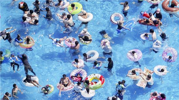 Nicht ohne meine Badekappe - Japans Schwimmbadregeln  In Japans Schwimmbädern sind nur Schwimmreifen in Form eines Donuts erlaubt.