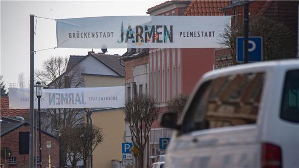 Angreifer nach Messerattacke auf Polizisten erschossen In Jarmen ist ein Polizist mit einem Messer schwer verletzt worden. Der Angreifer ist einer Schussverletzungen erlegen.