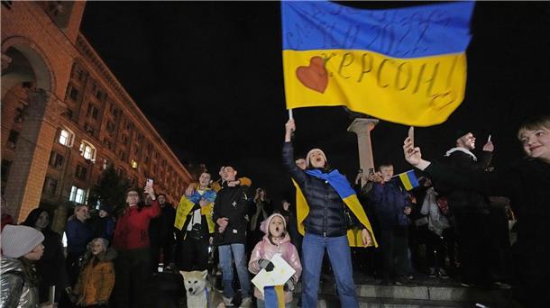 Ukrainische Polizei und Behörden zurück in Cherson In Kiew feiern Menschen die Nachricht von der Rückkehr ukrainischer Truppen nach Cherson.