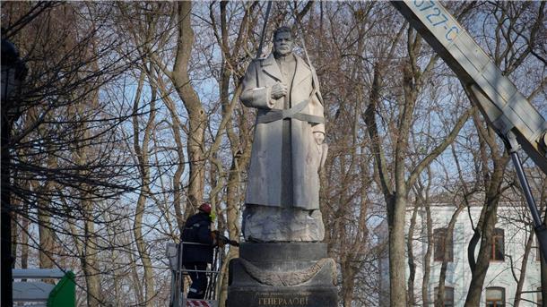 Krieg gegen die Ukraine: So ist die Lage In Kiew wird ein Denkmal für den sowjetischen Weltkriegsgeneral Nikolai Watutin demontiert. Er gilt als Befreier der Stadt von der deutschen Wehrmacht.