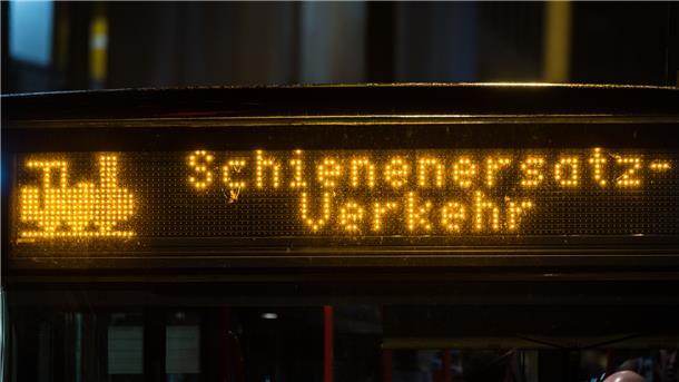 In Kleinensiel warteten mehrere Zugfahrgäste vor Kurzem vergebens auf den Schienenersatzverkehr-Bus.