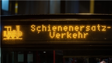 In Kleinensiel warteten mehrere Zugfahrgäste vor Kurzem vergebens auf den Schienenersatzverkehr-Bus.