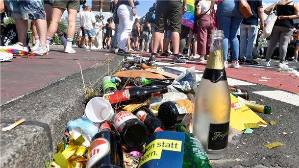Mehrwegflaschen landen im Müll – Debatte über Pfandhöhe In Köln liegen leere Pfandflaschen am Straßenrand. (Archivbild)
