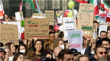 In Köln nahmen am Samstag an mehreren Iran-Demos laut Polizei mehrere Tausend Menschen teil.