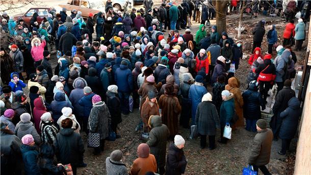 Krieg gegen die Ukraine: So ist die Lage In Kramatorsk warten die Menschen an einer Ausgabestelle für humanitäre Hilfe auf Lebensmittel.