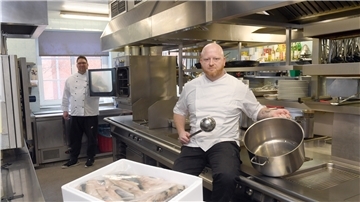 In Kurzarbeit: Oliver Thom mit seinem Kollegen und Kumpel Marc Zerweck (im Hintergrund) in der Küche des Restaurants Natusch.
