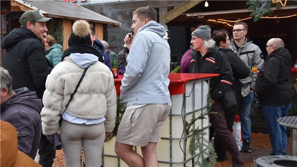 Weihnachtsmarkt in Zeven: Kleine Budenstadt lockt Besucher Das Foto zeigt einen Mann in kurzen Hosen.