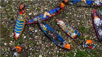 Plastikmüll ließe sich durch vier Schritte stark verringern In Ländern wie Indien, wo es oft kein gutes Abfallmanagement gibt, gelangt viel Plastikmüll in die Umwelt.